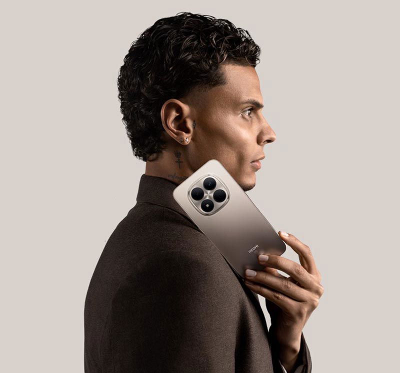 Chico con el REDMI Note 15 Pro 5G