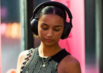 Chica utilizando los Sony WH-1000XM5