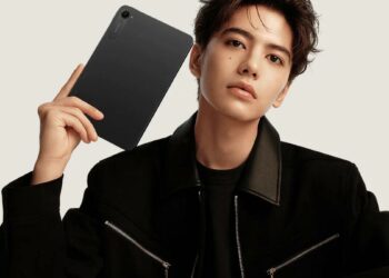 Chico con el Xiaomi Pad Mini