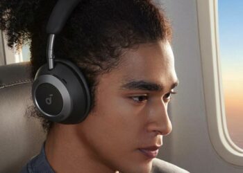 Chico con los Soundcore Space One Pro