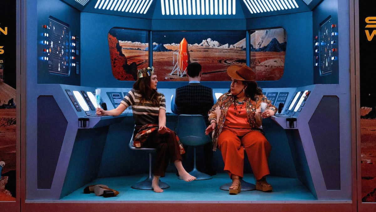 Elizabeth Olsen, Miles Teller y Callum Turner son un trío amoroso celestial en Eternity, ya disponible en streaming