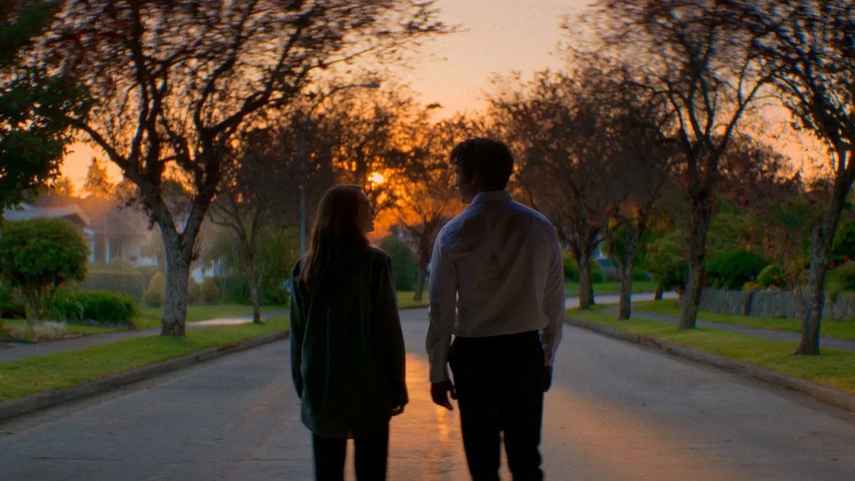 Elizabeth Olsen, Miles Teller y Callum Turner son un trío amoroso celestial en Eternity, ya disponible en streaming