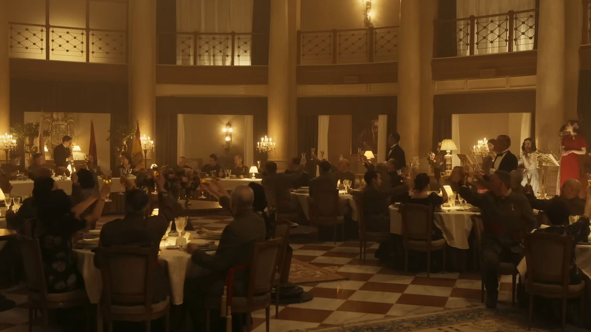 La cena, protagonizada por el reconocido Mario Casas, nos traslada a la España de la posguerra con un toque de comedia y drama