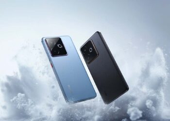 Trasrea del realme GT 7T de color negro