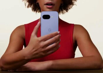 Chica con el Google Pixel 9a