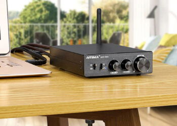 Amplificador AIYIMA A07PRO en una mesa