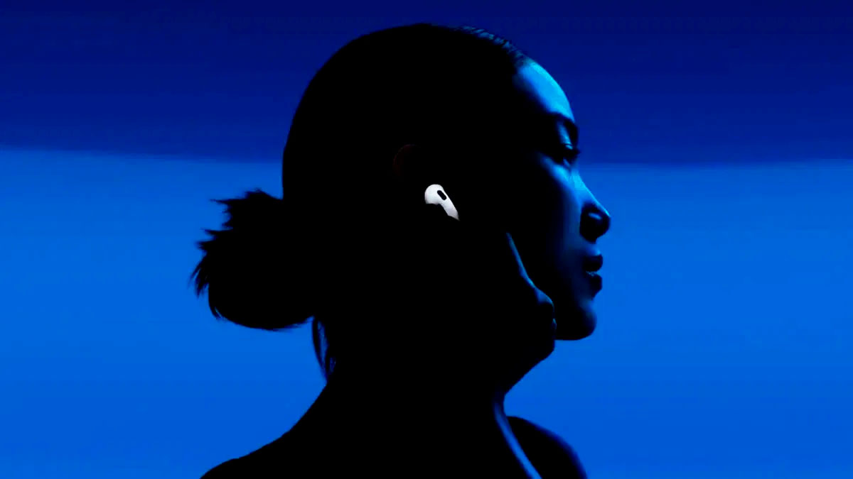 Chica utilizando los Apple AirPods 4