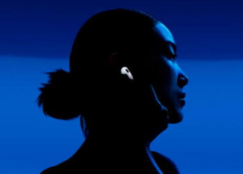 Chica con los Apple AirPods 4