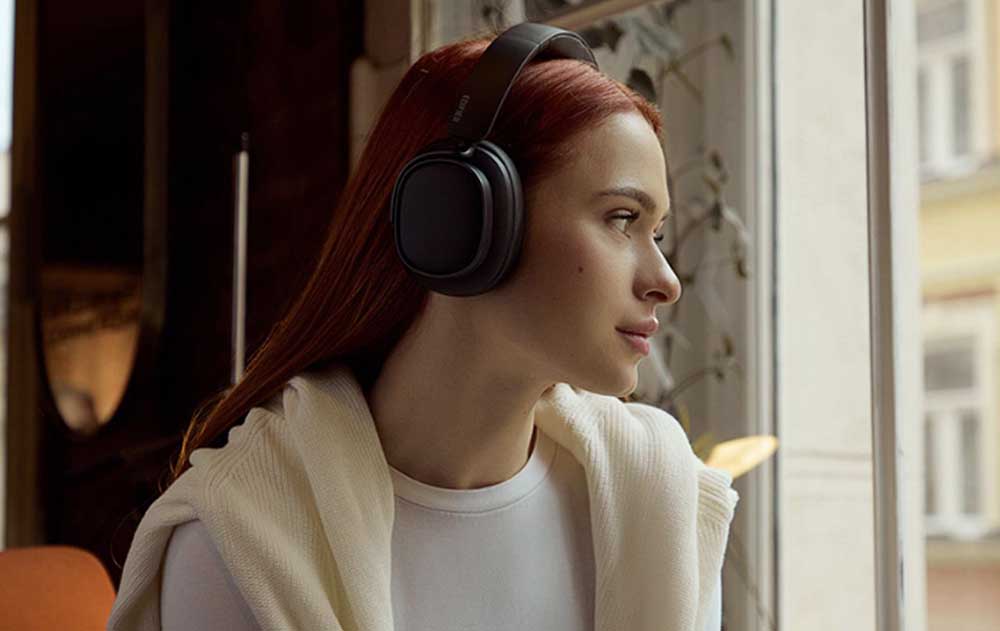 Chica con los Edifier ES850NB