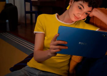 Chica utilizando el POCO Pad M1