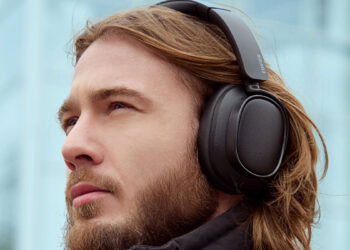 Chico utilizando los auriculares Edifier ES850NB