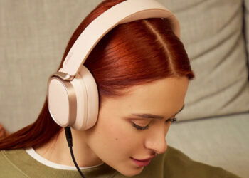 Chica con los Edifier ES850NB