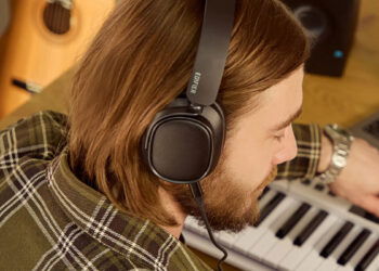 Chico con los Edifier ES850NB