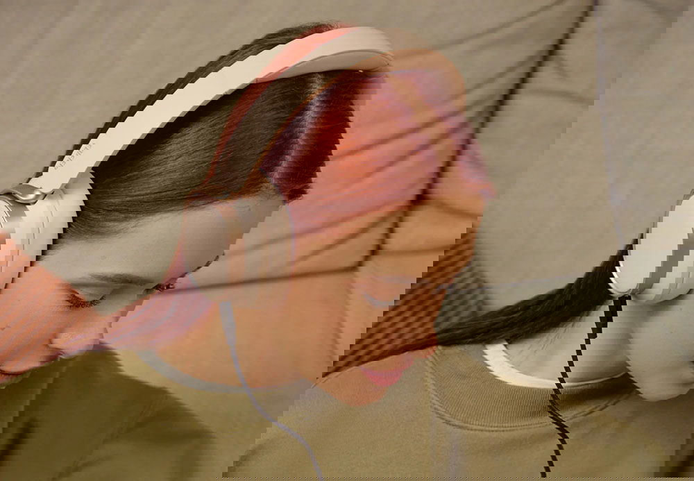 Chica con los Edifier ES850NB