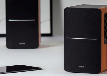 Edifier R1280Ts con un móvil