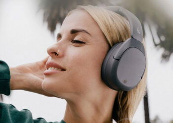 Chica utilziando los Edifier W830NB