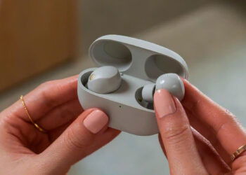 Sony WF-1000XM5 en su funda