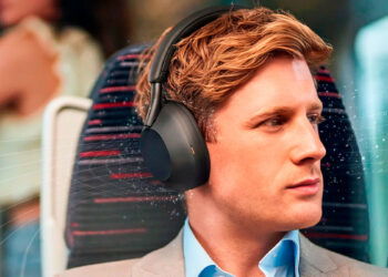 Chico con los Sony WH-1000XM5