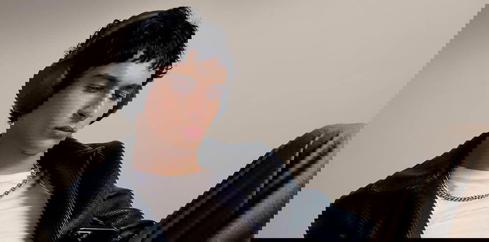 Chico con los auriculares Sony WH-1000XM6