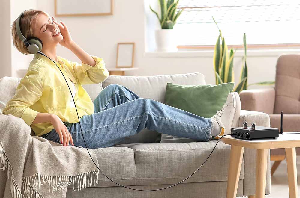 Chica con el Fosi Audio T20X