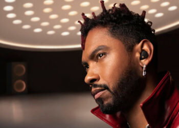 Chico con los Sony WF-1000XM5