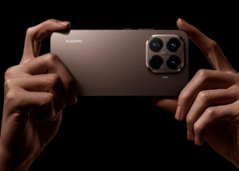 Teléfono Xiaomi 15T con manos