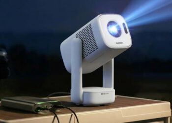 Aurzen lanza un proyector portátil por 199 euros que funciona sin enchufe: así es el Eazze D1 Air