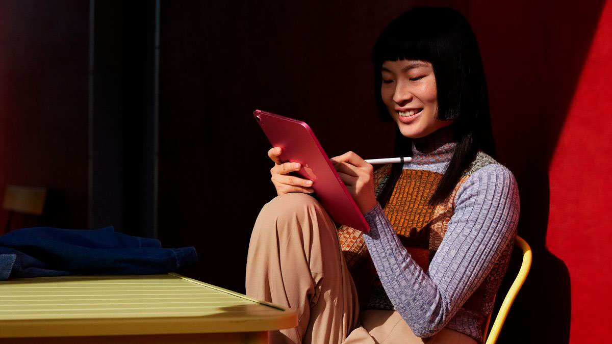 Chica utilizando un iPad 11 de Apple