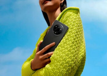 Chica con el realme 14 Pro+