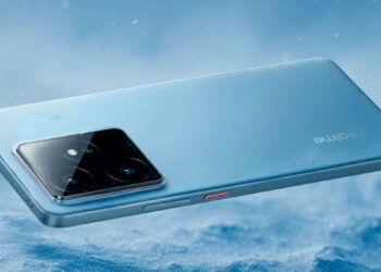 Trasera del realme GT 7 de color azul