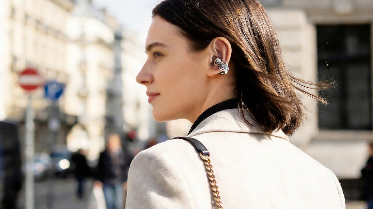 TCL CrystalClip en el MWC 2026: open-ear, clip-on y un precio que no parece real