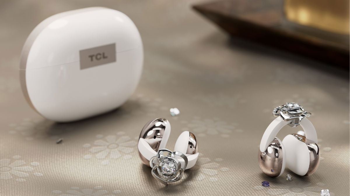 TCL CrystalClip en el MWC 2026: open-ear, clip-on y un precio que no parece real