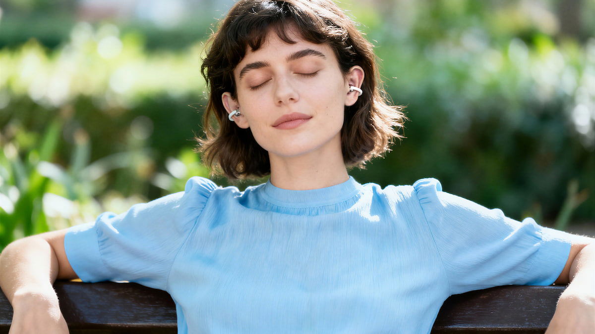 TCL CrystalClip en el MWC 2026: open-ear, clip-on y un precio que no parece real