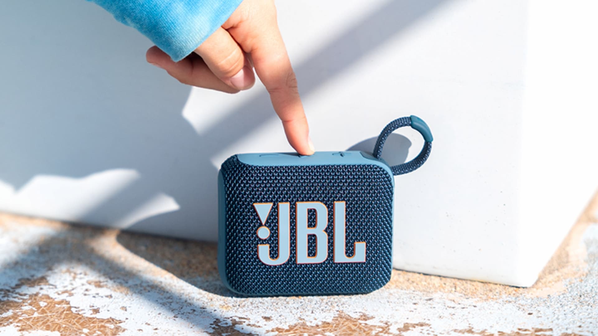 ¿Pensando en montar un cine de verano en casa? 4 consejos para sacarle partido de verdad a un proyector portátil