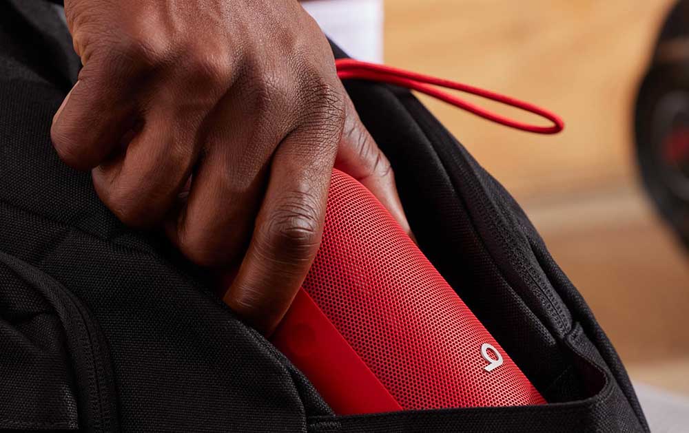 Altavoz Beats Pill en una mochila