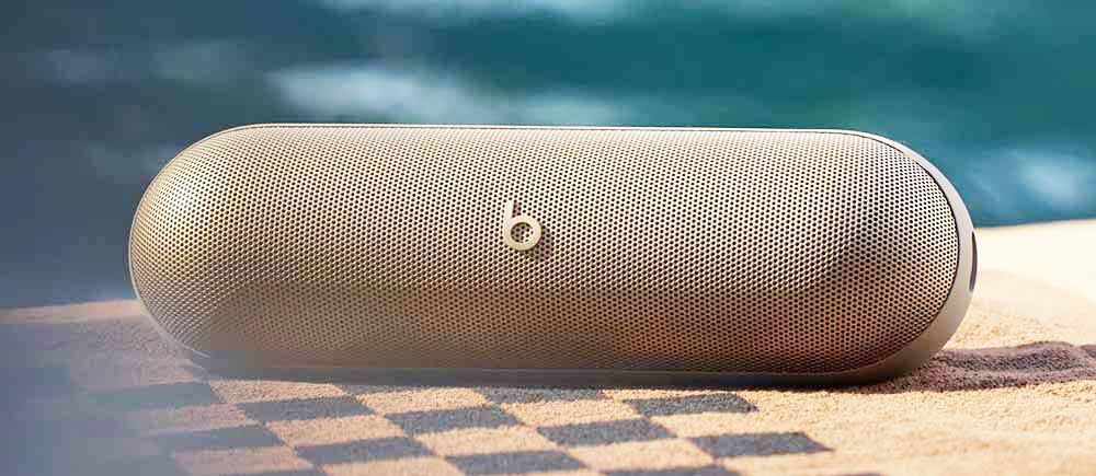 Altavoz Beats Pill al lado de una piscina
