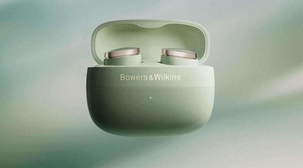 Bowers & Wilkins Pi8 con su funda de transporte