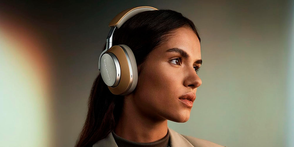 Chica con los Bowers & Wilkins Px8