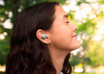 Chica con los Sennheiser MOMENTUM True Wireless 4