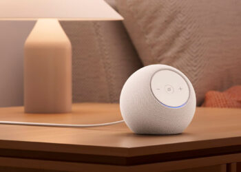 Uso del Echo Dot Max en una mesa