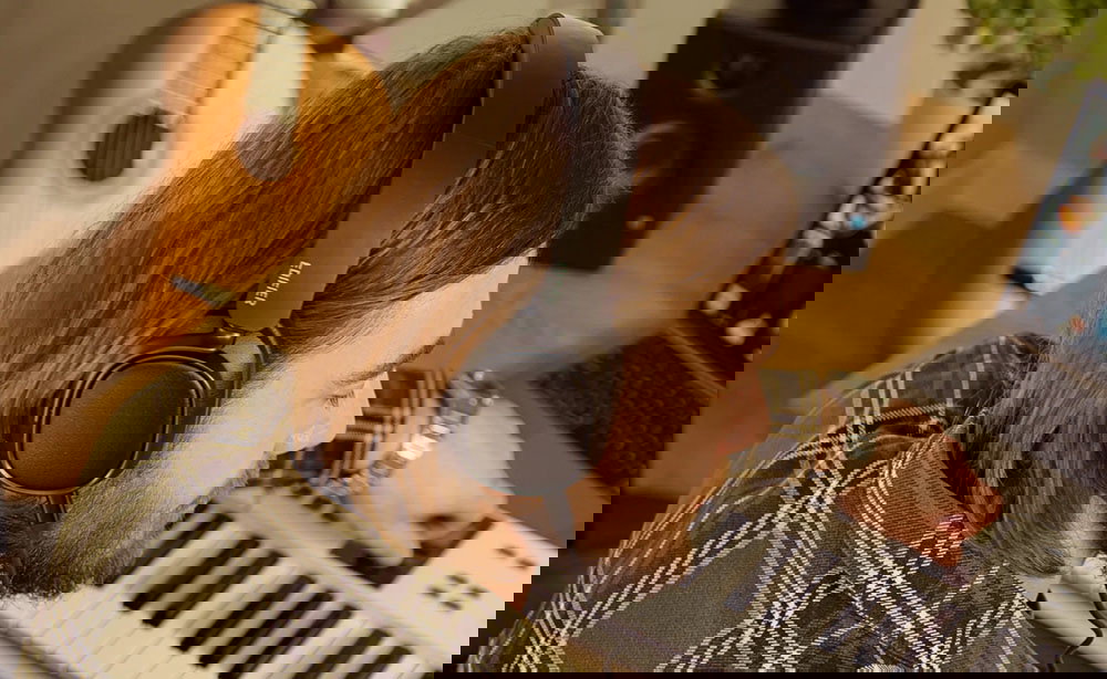 Chico con los Edifier ES850NB