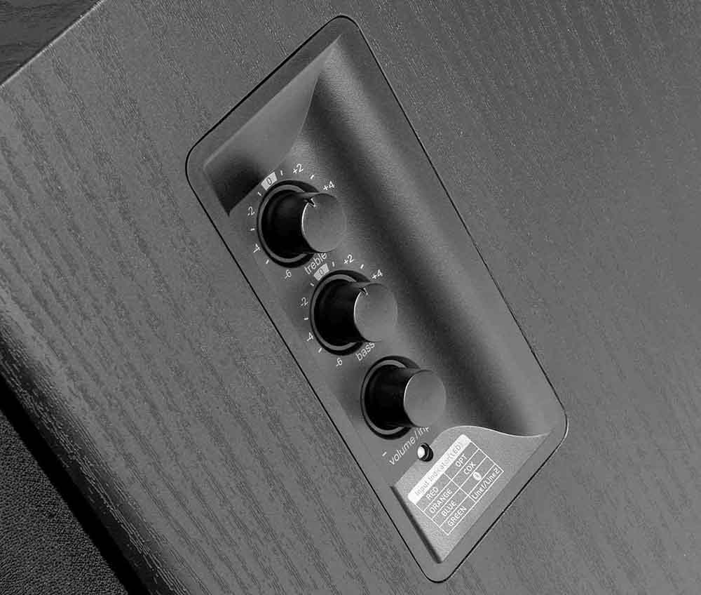 Controles de los Edifier R2750DB