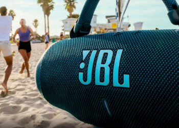 Altavoz JBL Charge 6 en la playa