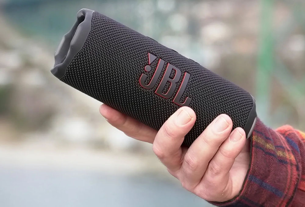 Altavoz JBL Flip 7 en una mano