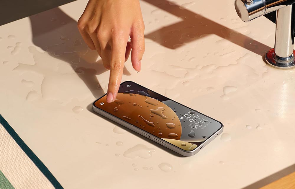 REDMI Note 15 Pro 5G con aguan en la pantalla