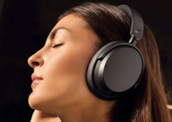 Chica con los Sennheiser ACCENTUM Wireless