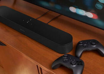 Sonos Beam junto a unos mandos de juego