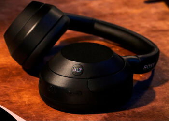 Sony ULT Wear en una mesa