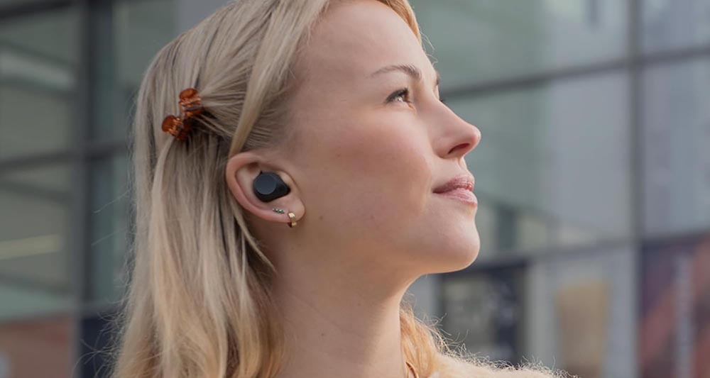 Chica con los Sony WF-C710N