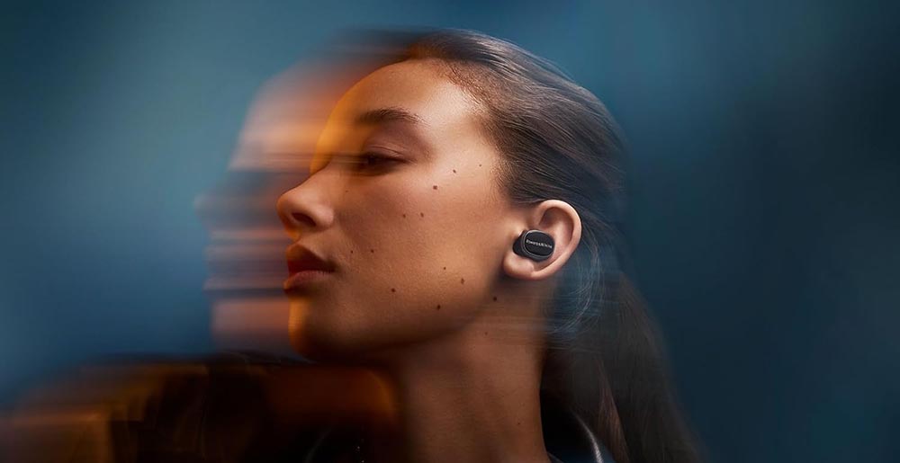 Chica con los auriculares Bowers & Wilkins Pi8